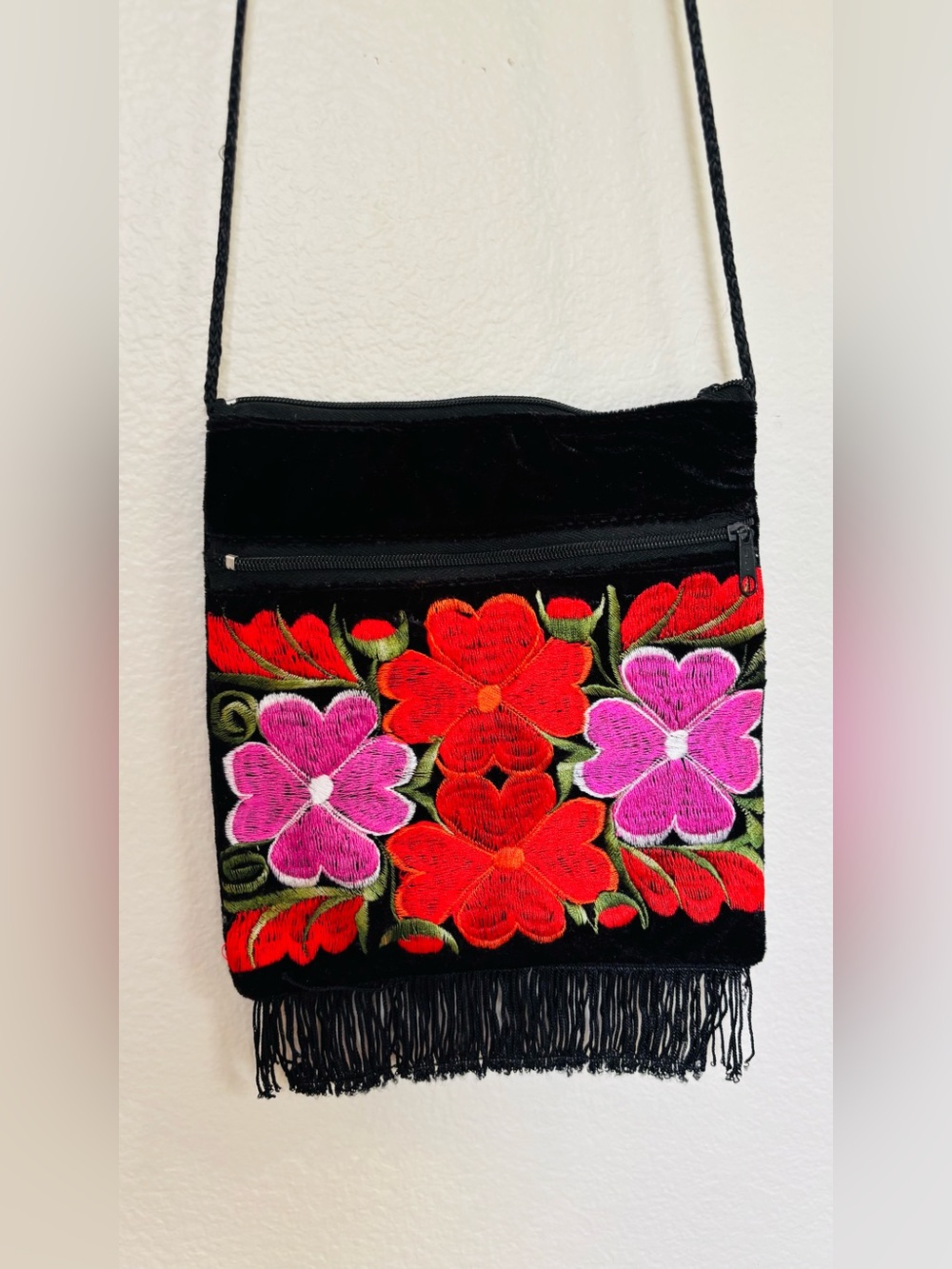 Artesanal Black Velvet Embroidered Crossbody Bag with Red & Pink Floral Design - Picture 5 of 9